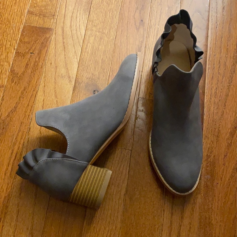 Super cute, grey ruffle back booties